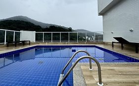 Apartamento novo a 350 m da praia das Toninhas em Ubatuba - 2 dormitórios sendo 1 suite, piscina, varanda gourmet com churrasqueira, ar condicionado, cozinha completa, garagem privativa