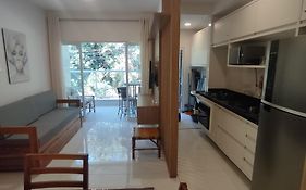 Apartamento novo a 350 m da praia das Toninhas em Ubatuba - 2 dormitórios sendo 1 suite, piscina, varanda gourmet com churrasqueira, ar condicionado, cozinha completa, garagem privativa